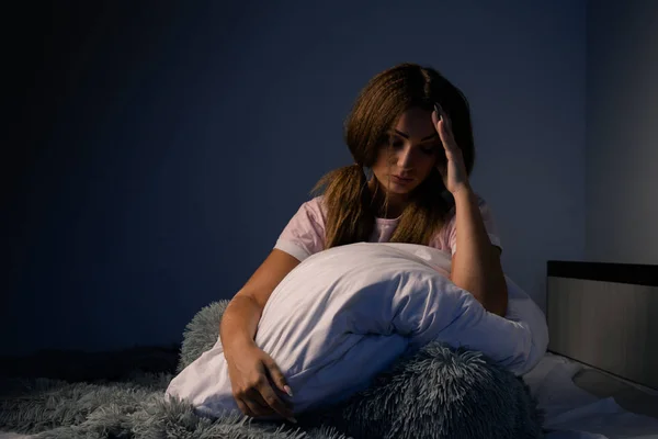 Concepto de insomnio. Mujer joven triste insomne en la cama . — Foto de Stock