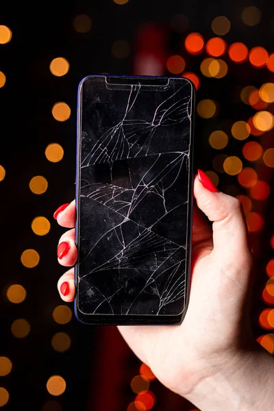 Rozbite szkło ekranu smartfona w ręku wzburzona dziewczyna, białe tło — Zdjęcie stockowe