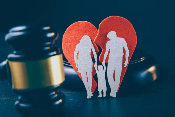 รูปร่างครอบครัวและเกวียนบนโต๊ะ กฎหมายครอบครัว — ภาพถ่ายสต็อก