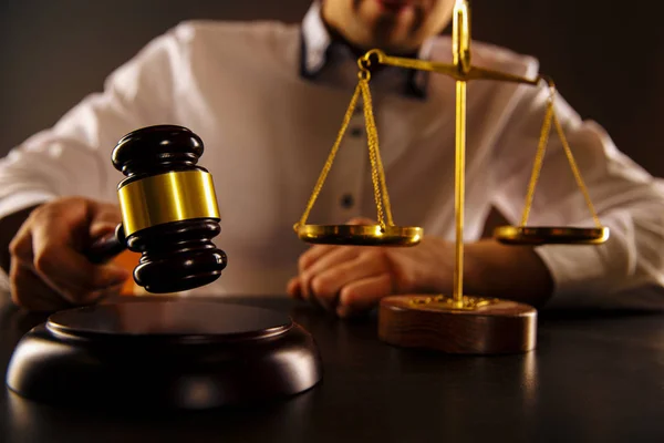 Der männliche Richter schlug einen Holzgabel auf den Schreibtisch. Anwaltskonzept. — Stockfoto