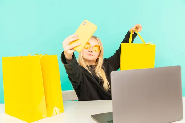 Gelukkig meisje thuis spreken voor camera voor vlog. Jonge zwarte vrouw die werkt als blogger, opname videohandleiding voor Internet. — Stockfoto