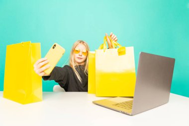 Mutlu kız evde vlog için kamera önünde konuşma. Genç video özel öğretmen için Internet kayıt blogger, çalışan kadın siyah.