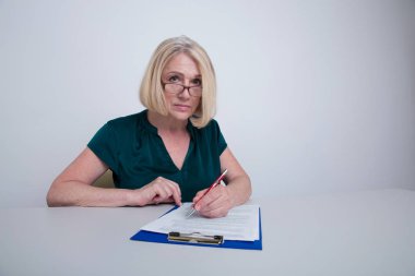 Profesyonel kadın ofis işçisi kağıt üzerinde izole yazma.