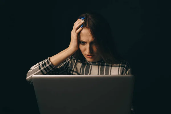 Aşırı derecede bilgisayar dizüstü evde oturan bir genç kız. online zorbalık Stalker sosyal ağların bir kurban o — Stok fotoğraf