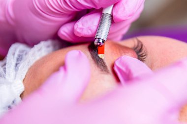 Kaşların tedavisi için estetik prosedürler. Güzellik salonunda mikropatinaj. Profesyonel kozmetoloji. Pigmentin uygulanma süreci