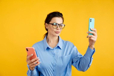 Dönüştürme hunisi, pazarlamada A B testi ve online reklamcılık. Esmer kadın A ve B harflerini elinde tutuyor.