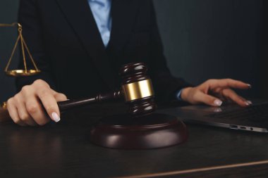 Yargıç Gavin, avukatlı ya da avukatlı kitaplar arka plandaki müvekkillerine hukuki tavsiyelerde bulunur ve onları teselli eder. Boşanma hukuku, aile hukuku kavramı.