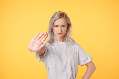 Ciddi bir bayan kendini soyutladığından emin ol..