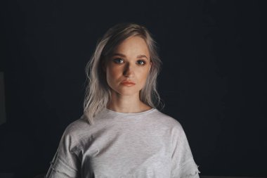 Stüdyoda poz veren, t-shurt giymiş sarışın kadın..