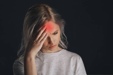 Karanlık odada başı ağrıyan hasta genç bir kadın izole edilmiş..