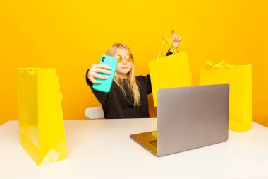 Mutlu kız evde vlog için kamera önünde konuşma. Genç video özel öğretmen için Internet kayıt blogger, çalışan kadın siyah.