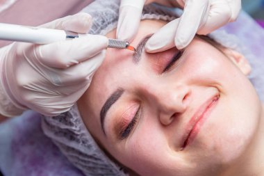 Kaşların tedavisi için estetik prosedürler. Güzellik salonunda mikropatinaj. Profesyonel kozmetoloji. Pigmentin uygulanma süreci