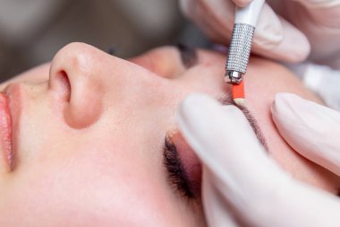 Kaşların tedavisi için estetik prosedürler. Güzellik salonunda mikropatinaj. Profesyonel kozmetoloji. Pigmentin uygulanma süreci