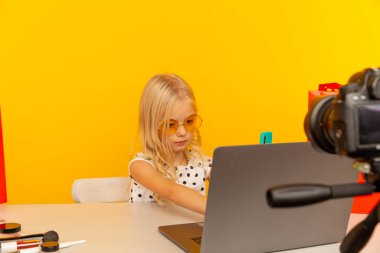 Mutlu kız evde vlog için kamera önünde konuşma. Genç video özel öğretmen için Internet kayıt blogger, çalışan kadın siyah.