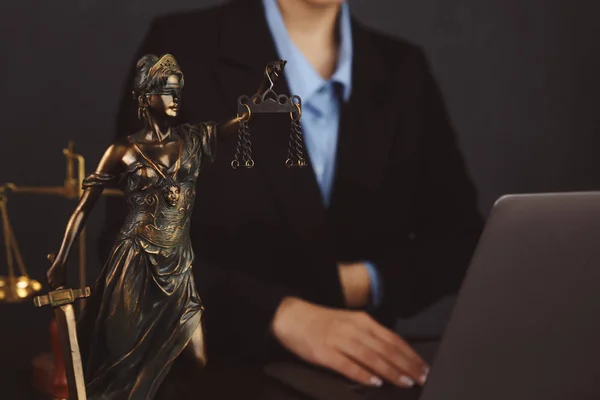 Verlies-up van rechter handen raken hamer met gouden ringen aan de balie — Stockfoto