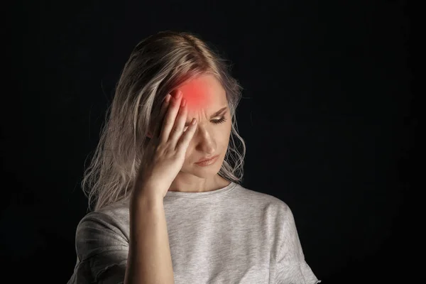 Mujer estresada con dolor en la cara con dolor de cabeza . — Foto de Stock