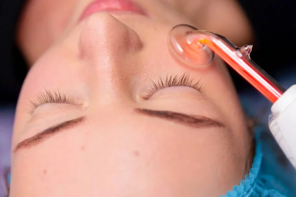 Ricevere la procedura di massaggio facciale darsonval elettrico al salone — Foto Stock