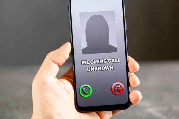 Llamada desde un número desconocido. Estafa, fraude o phishing con concepto de smartphone. Llamada de broma, estafador o extraño. Mujer respondiendo a la llamada entrante. Persona engañosa con identidad falsa — Foto de Stock