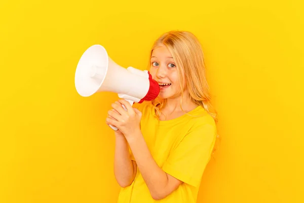 Hij schreeuwde door de megafoon. Communicatieconcept. Blauwe lucht achtergrond als kopieerruimte voor uw tekst — Stockfoto