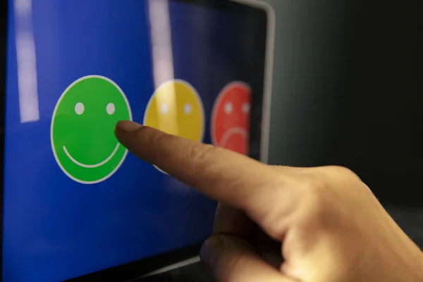 Tablet revisa el concepto. Diferentes sonrisas en el dispositivo . — Foto de Stock