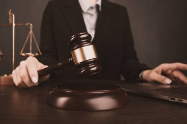 Yargıç Gavin, avukatlı ya da avukatlı kitaplar arka plandaki müvekkillerine hukuki tavsiyelerde bulunur ve onları teselli eder. Boşanma hukuku, aile hukuku kavramı.