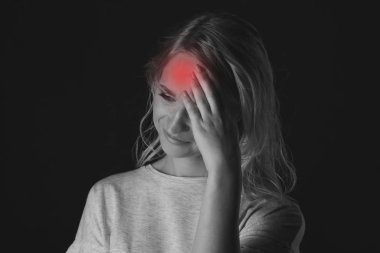 Karanlık odada başı ağrıyan hasta genç bir kadın izole edilmiş..