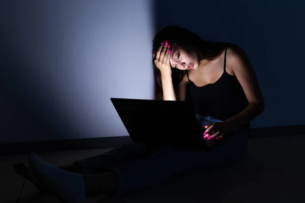 Smutný a ženské teenager s tabletovým počítačem a laptop utrpení, šikana a obtěžování online zneužíváno stalker nebo drby pocit zoufalé a ponižováni v kybernetické šikany. — Stock fotografie