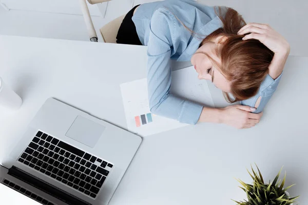 Joven chica de oficina sentada en su lugar de trabajo sintiéndose mal. La mujer tiene dolor de cabeza. Pareces cansado . — Foto de Stock