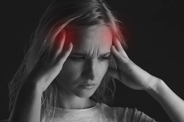 Eres una mujer con dolor. Dolor de cabeza y concepto de migraña . — Foto de Stock