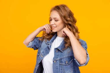 Sarışın kadın kulaklarını kapatıyor stüdyoda tek başına..