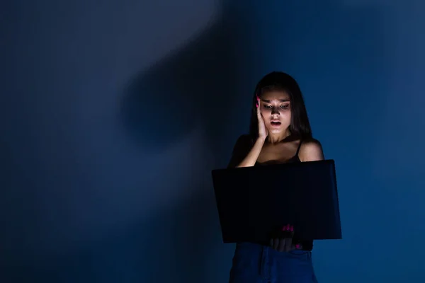 Smutný a ženské teenager s tabletovým počítačem a laptop utrpení, šikana a obtěžování online zneužíváno stalker nebo drby pocit zoufalé a ponižováni v kybernetické šikany. — Stock fotografie
