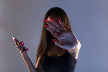 Aşırı telefon vasıl evde oturan bir genç kız. online zorbalık Stalker sosyal ağların bir kurban o