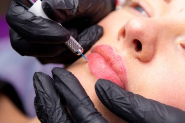 Kaşların tedavisi için estetik prosedürler. Güzellik salonunda mikropatinaj. Profesyonel kozmetoloji. Pigmentin uygulanma süreci