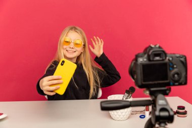 Mutlu kız evde vlog için kamera önünde konuşma. Genç video özel öğretmen için Internet kayıt blogger, çalışan kadın siyah.