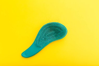 Beyaz arka planda saç dökülmesinden korkan genç bir kadın..