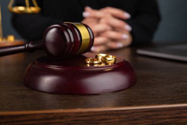 Avukat iş kadınları çalışma ve noter imzalar Office belgeleri. Danışman avukat, Adalet ve hukuk, avukat, mahkeme hakimi, kavram