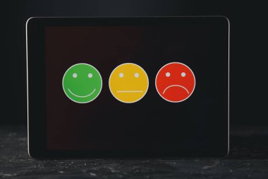 Tablet konsepti gözden geçiriyor. Alette farklı gülücükler.