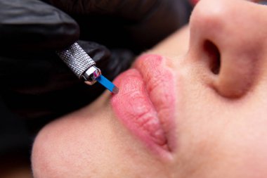 Kaşların tedavisi için estetik prosedürler. Güzellik salonunda mikropatinaj. Profesyonel kozmetoloji. Pigmentin uygulanma süreci