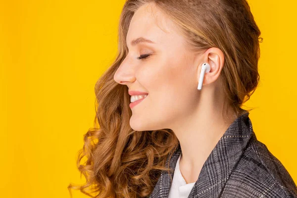 Tula, Russia - JANUARY 24, 2019: Happy woman listening music Apple AirPods wireless . — Stock Photo, Image