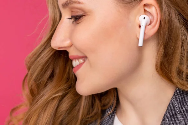 Тула, Россия - 24 января 2019 года: Счастливая женщина слушает музыку Apple AirPods wireless  . — стоковое фото