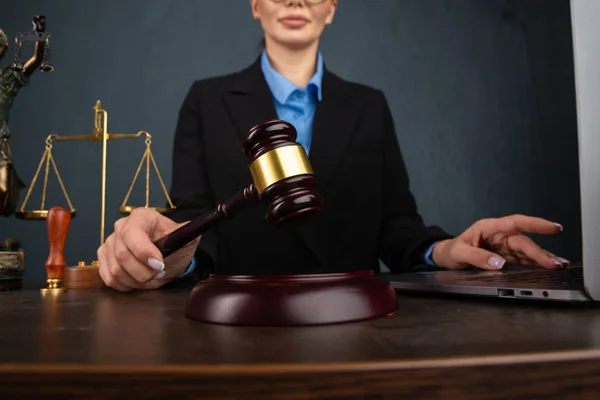 Abogadas mujeres de negocios trabajando y notarias firman los documentos en la oficina. abogado consultor, justicia y derecho, abogado, juez de la corte, concepto —  Fotos de Stock