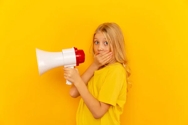 Hij schreeuwde door de megafoon. Communicatieconcept. Blauwe lucht achtergrond als kopieerruimte voor uw tekst — Stockfoto