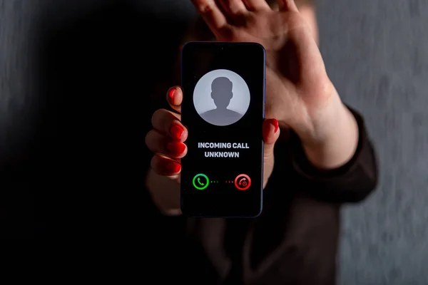 Llamada desde un número desconocido. Estafa, fraude o phishing con concepto de smartphone. Llamada de broma, estafador o extraño. Mujer respondiendo a la llamada entrante. Persona engañosa con identidad falsa — Foto de Stock