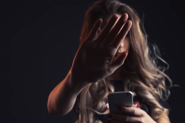 Korkmuş gencin sosyal ağ zorbalık yorgun yorgun üzgün genç kız zorbalık, önden görünüm