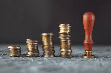 Yargıçlar el tokmak yığılmış altın sikke üzerinde tutarak