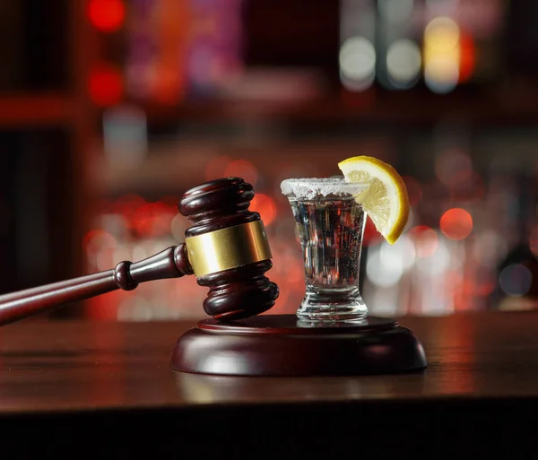 Alkoholische Getränke und Gerichtshammer - das Konzept des Fahrens — Stockfoto