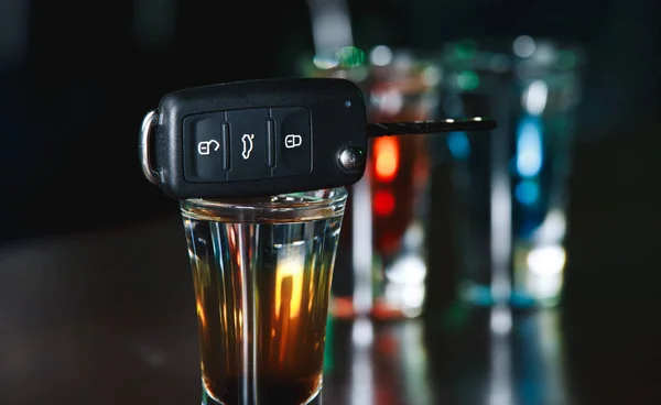 음주 하 고 운전 하는 개념입니다. 나무 테이블에 차 키 펍 — 스톡 사진