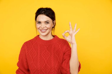 Sarı stüdyoda duran kadın..