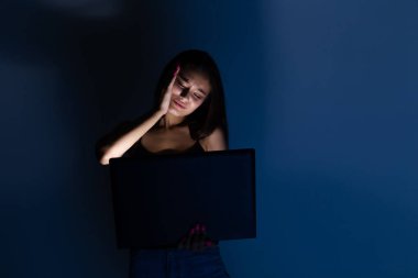 üzgün ve kadın genç tablet bilgisayar ve laptop cyberbullying ve çevrimiçi varlık taciz acı ile stalker ya da umutsuz ve Siber zorbalık içinde aşağılanmış hissediyor dedikodu tarafından istismar.