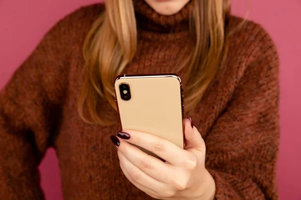 Detailní fotografie ženy držící telefon v rukou. — Stock fotografie